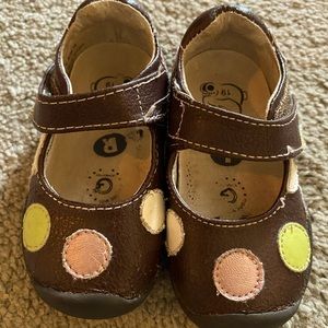 Pediped Grip N Go in Chocolate with polka dots and Velcro strap closure. Size 4